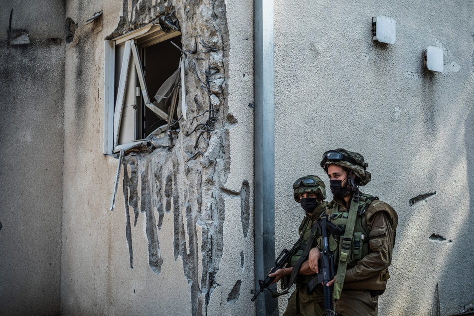 Drei Tage nach dem verheerenden Hamas-Terrorangriff hat Israels Armee die Grenze nach eigenen Angaben wieder unter Kontrolle gebracht.