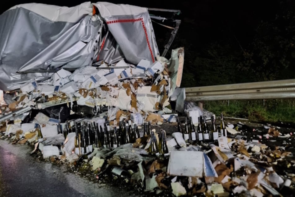 Unfall A3: Wein-Truck kippt um: Ladung fließt auf Autobahn!