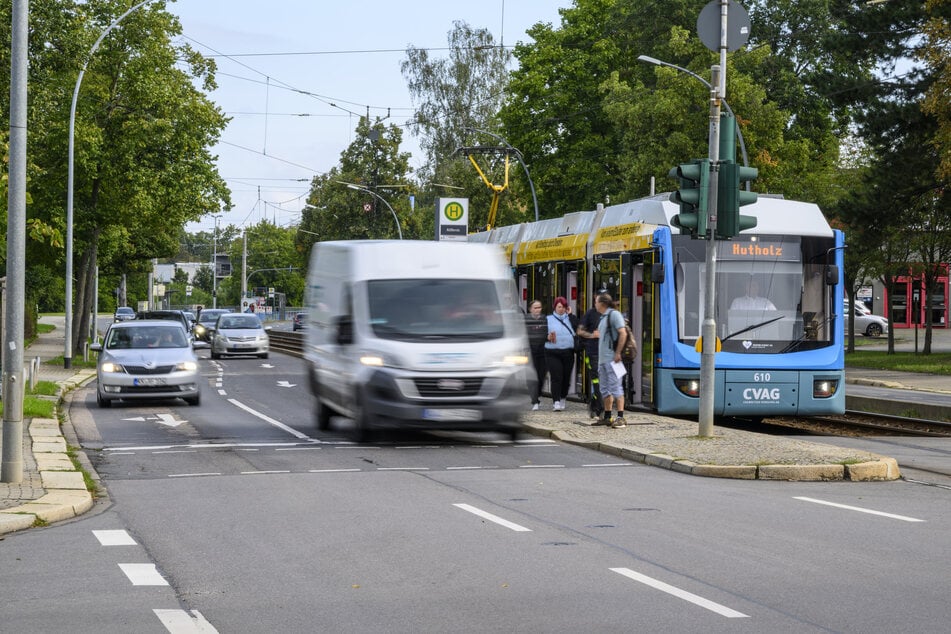 Enger Bahnsteig, dichter Verkehr: An der Haltestelle Rößlerstraße fahren Autos unmittelbar an den Fahrgästen vorbei.