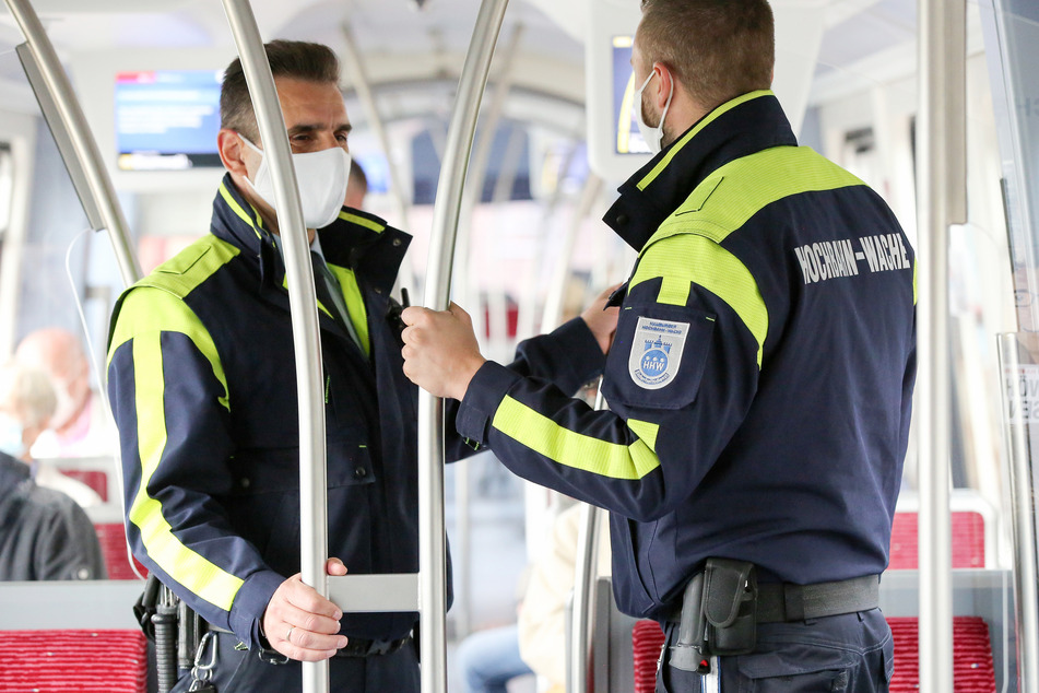 Mitarbeiter der Hamburger Hochbahn-Wache kontrollieren die Einhaltung der Maskenpflicht in einer U-Bahn.