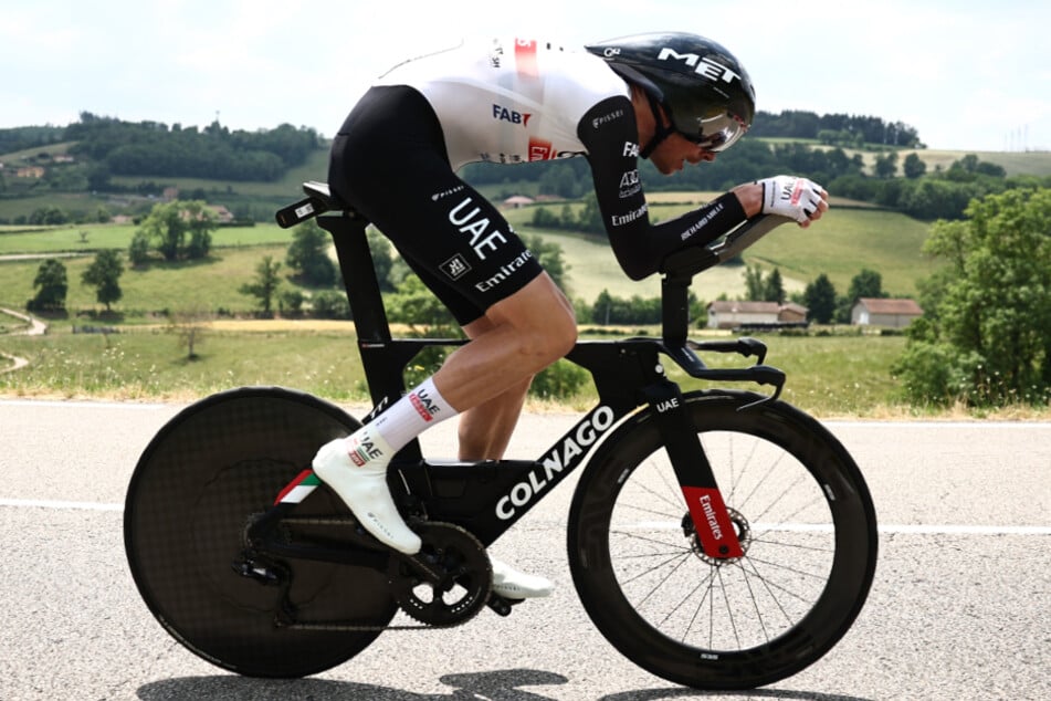 Ivo Oliveira (26) beim Critérium du Dauphiné auf einem Zeitfahrrad mit einer Scheibe. (Archivbild)