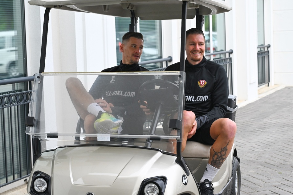 Stefan Kutschke (35, l.) und Manuel Schäffler (34) im Golf-Cart vor dem Mannschaftshotel.