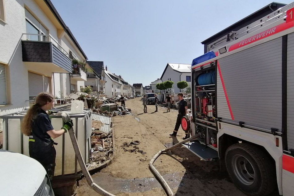 Inzwischen wurde der am Montag in Ahrweiler eingetroffene Leipziger Trupp durch neue Einsatzkräfte ausgetauscht. Unermüdlich helfen sie vor Ort mit.