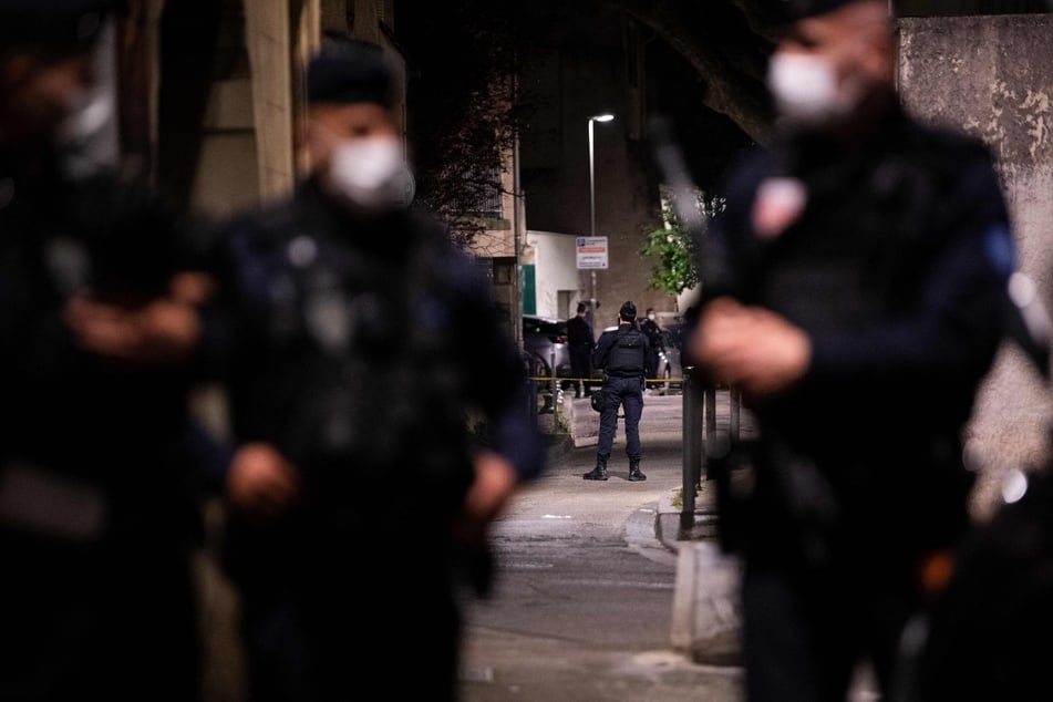 Die Polizei sichert den Ort, an dem ein Polizist während eines Anti-Drogen-Einsatzes in Avignon getötet wurde.