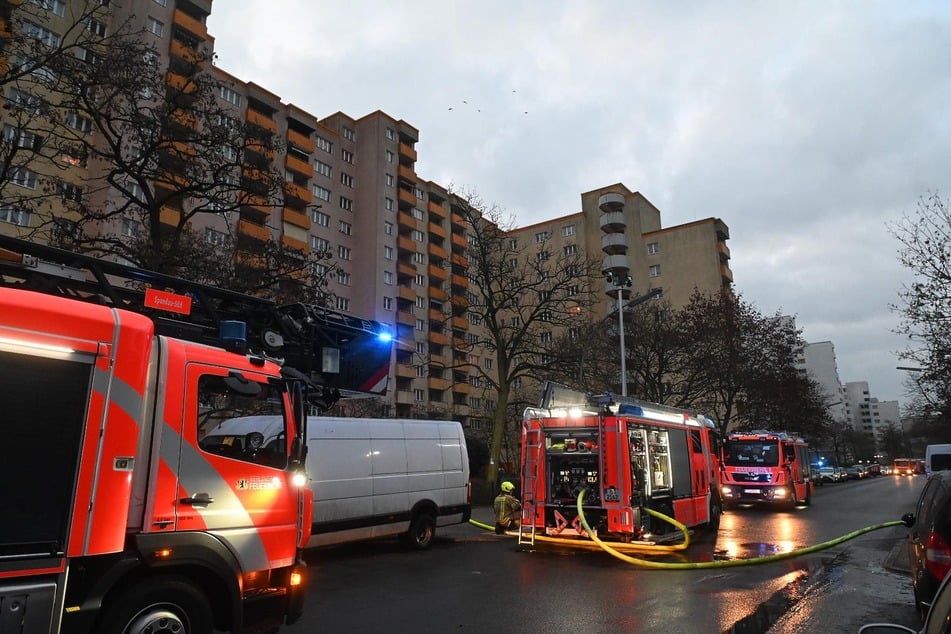 Die Feuerwehr wurde zu einem Hochhausbrand nach Berlin-Spandau alarmiert.