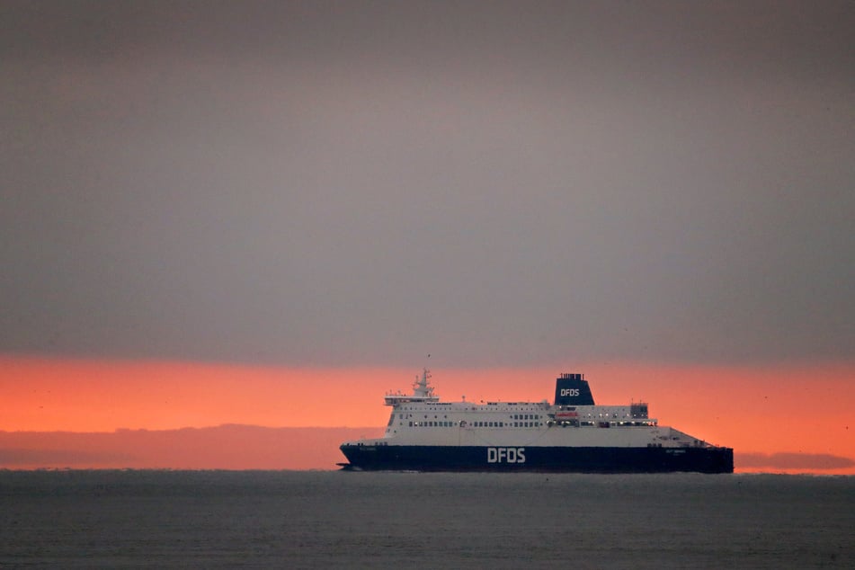 Großbritannien, Dover: Eine Fähre nimmt Kurs auf Frankreich, nachdem sie den Hafen von Dover in Kent verlassen hatte.