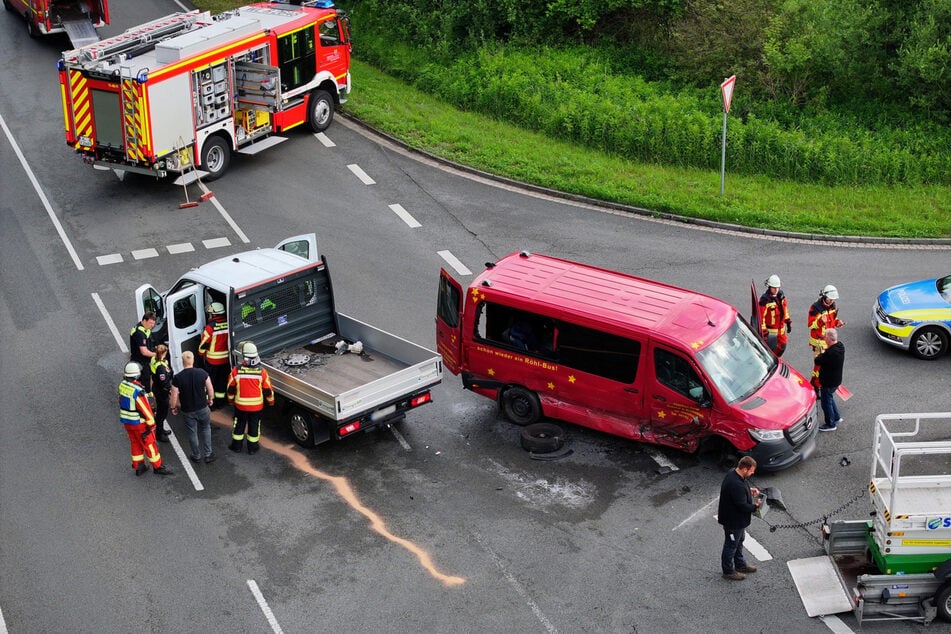 Beide Fahrer (73 und 42) wurden verletzt, einer von ihnen musste ins Krankenhaus gebracht werden.
