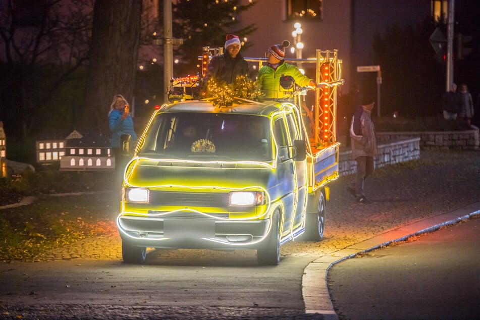 Das "Weihnachtsmobil" sorgte trotz Corona-Frust für Adventsstimmung in Neukirchen.