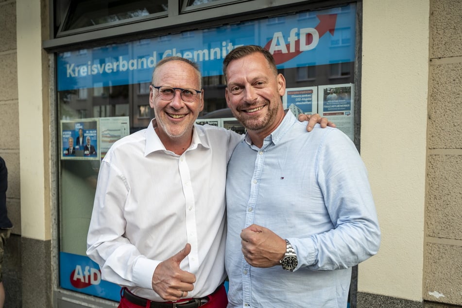 Die AfD-Kandidaten Volker Dringenberg (52) und Lars Franke (r.) verbrachten den Wahlabend im Büro des Kreisverbands.