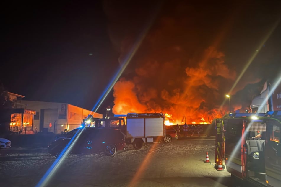 Seit der Nacht kämpft die Feuerwehr gegen die lodernden Flammen auf dem Wertstoffhof.