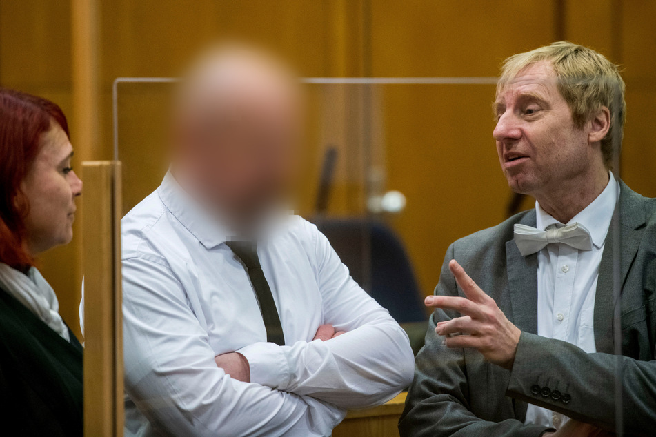 Der Mitangeklagte Markus H. (M) steht zu Beginn eines weiteren Verhandlungstermins im Fall des Mordes an Walter Lübcke zwischen seiner Anwältin Nicole Schneiders und seinem Anwalt Björn Clemens