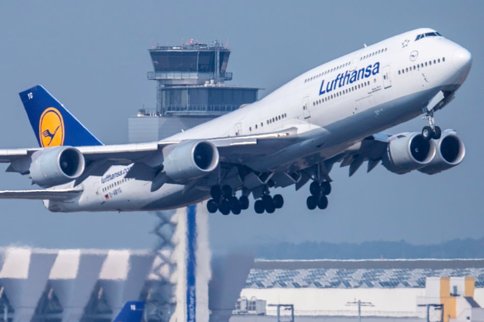 Ein Passagier-Flugzeug der Lufthansa musste außerplanmäßig am Flughafen Stuttgart landen - der Grund war ein übler Geruch an Bord der Maschine. (Symbolbild)