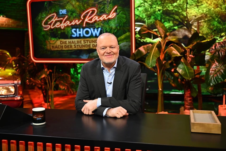 Stefan Raab (59) kehrt mit seiner neuen RTL-Show "Die Stefan Raab Show - Die halbe Stunde nach der Stunde danach" auf die Bildschirme zurück und teilt direkt wieder ordentlich aus.