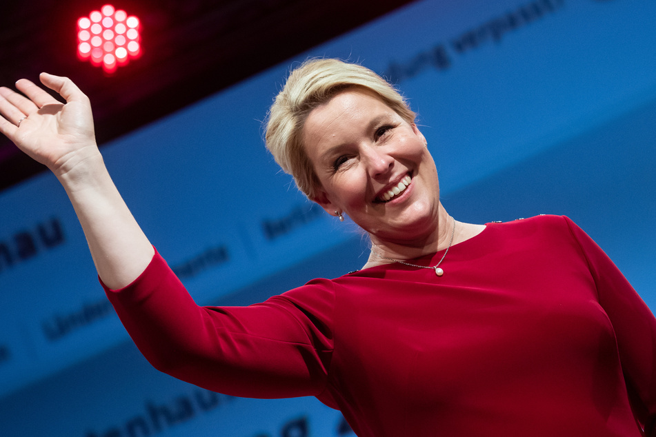 Die Freude ist groß bei Franziska Giffey (43, SPD): Sie gewinnt nicht nur ihren Wahlkreis mit deutlichem Vorsprung, sondern siegt auch bei der gesamten Berlin-Wahl mit der SPD.