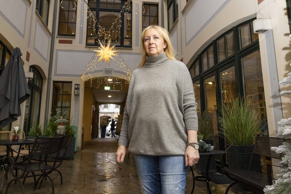 Hat ihren Innenhof bereits festlich dekoriert: Carola Springer (66) von der Modeboutique Apfel &amp; Bäckchen.