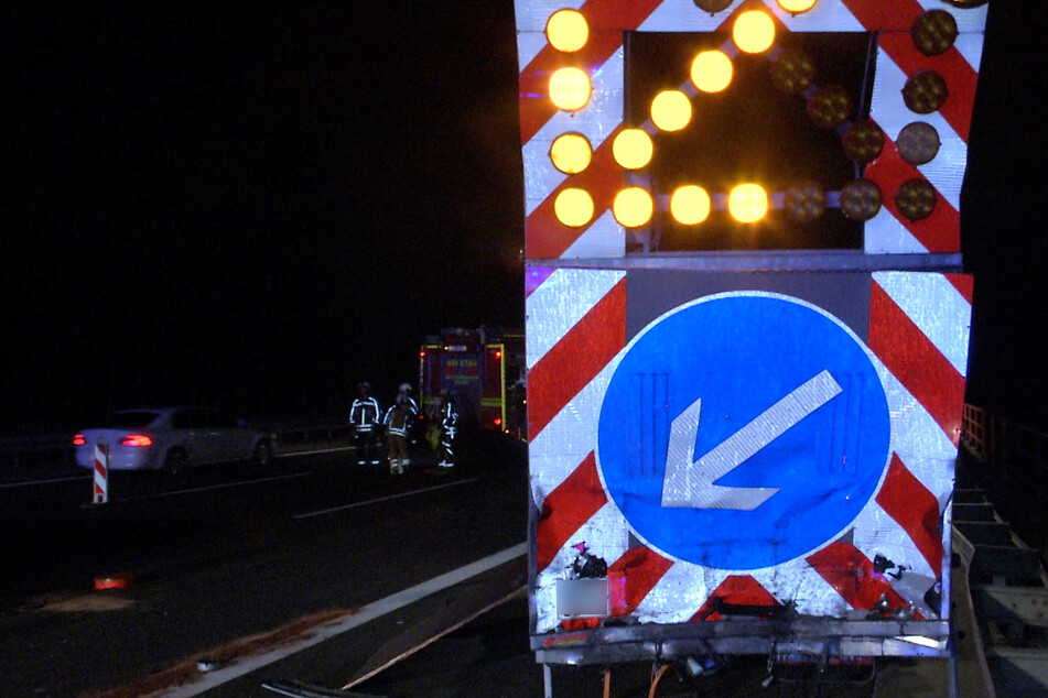 Ein 43-Jähriger ist mit 2,4 Promille in einen Schilderwagen auf der A13 gekracht. (Symbolfoto)