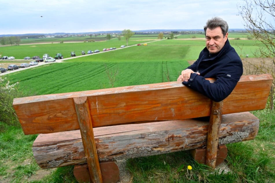 Markus Söder (54, CSU), Ministerpräsident von Bayern, sitzt nach der Vorstellung der weiteren Entwicklung des Donaumooses (im Hintergrund), auf einer Bank.