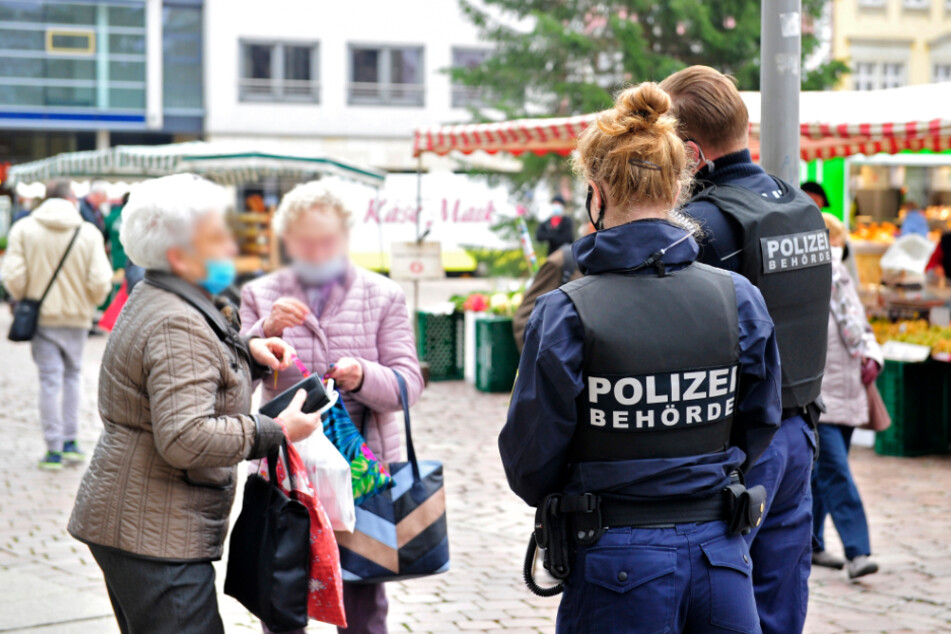 Bei diesen Masken bleibt noch Luft nach oben. Die Mitarbeiter des Ordnungsamtes erklären es.