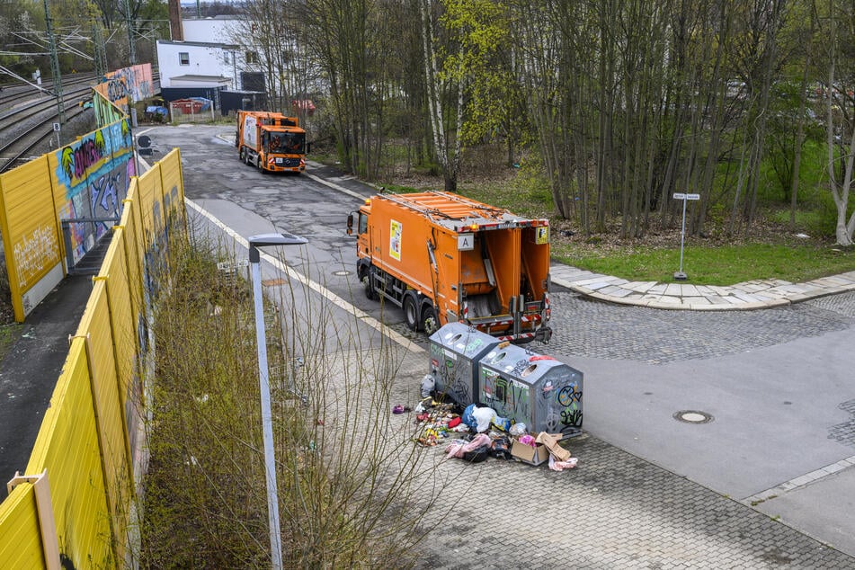 Immer wieder muss der ASR illegalen Müll an Glascontainern abholen - das geht richtig ins Geld.