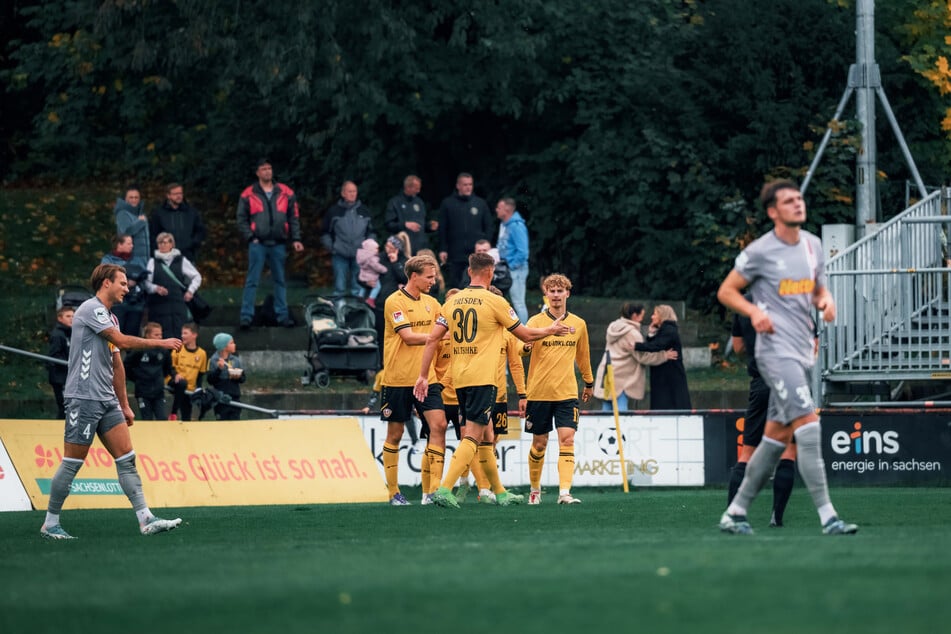 Schon früh ging die SGD durch Dominik Kother (2.v.r.) in Führung.