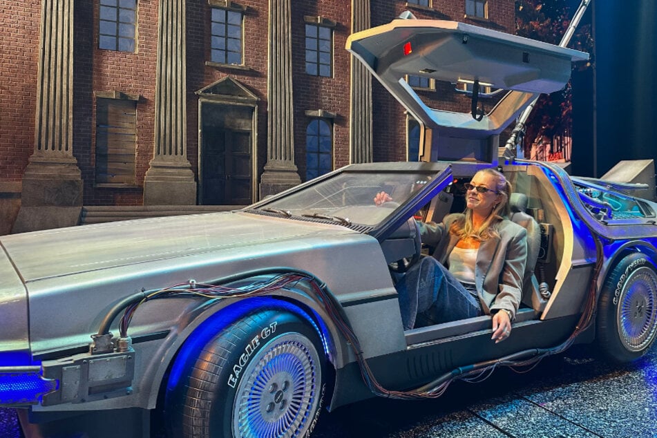 Die Bühnenversion des DeLorean ist nicht nur viel teurer als ein Original, sondern auch knapp zehn Prozent kleiner. Nur Personen, die kleiner sind als 1,80 Meter, passen in den besonderen Wagen. Unsere Reporterin hat es getestet. Mit 1,65 Metern konnte sie gerade so hinterm Steuer Platz nehmen.