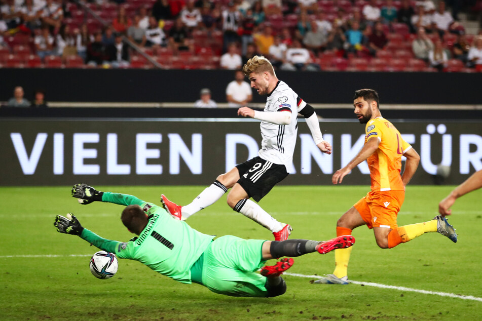 Der vierte Streich: Timo Werner (M.) drückt in seiner Heimat noch vor der Pause zum 4:0 für Deutschland ein.