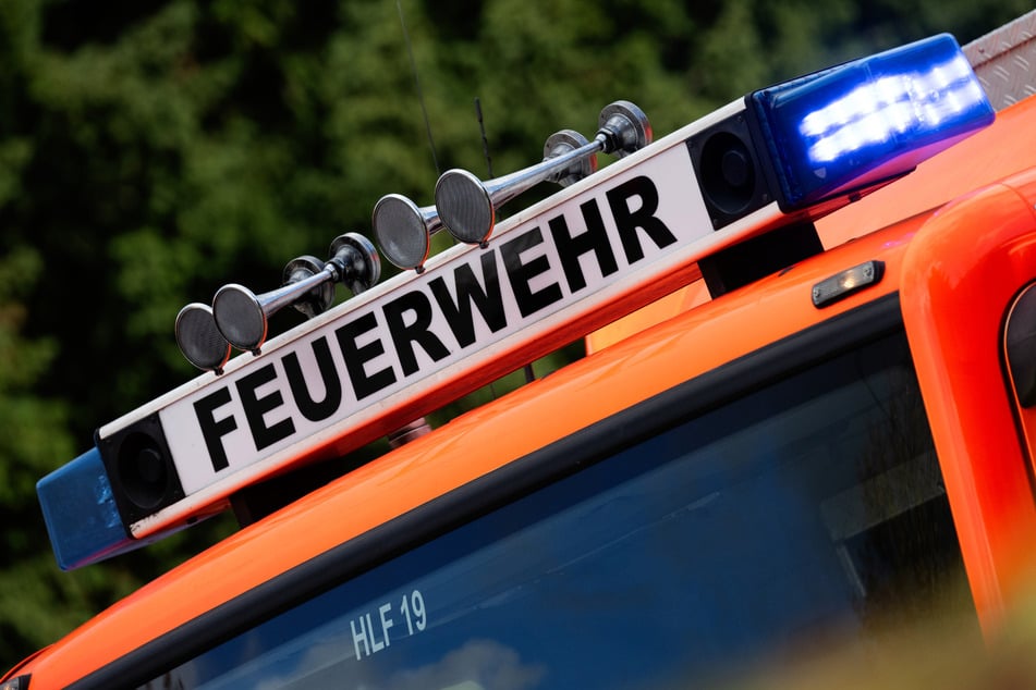 Die Feuerwehr ließ die Strohballen kontrolliert abbrennen. (Symbolbild)