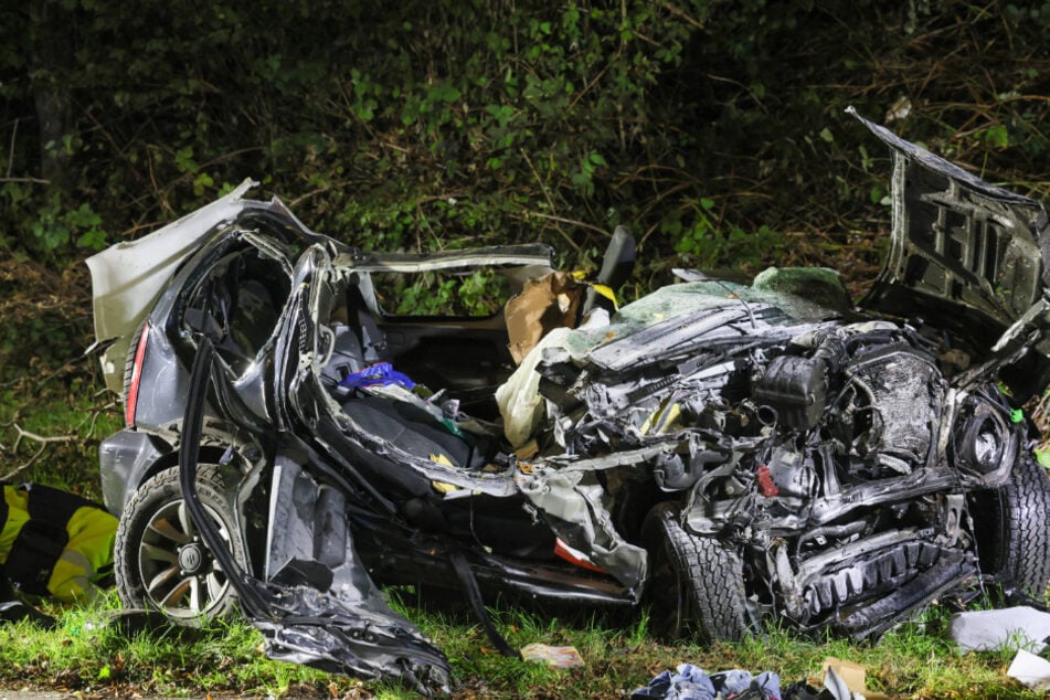 Auto kommt von Straße ab und knallt gegen Baum: Zwei Menschen sterben bei Horror-Unfall