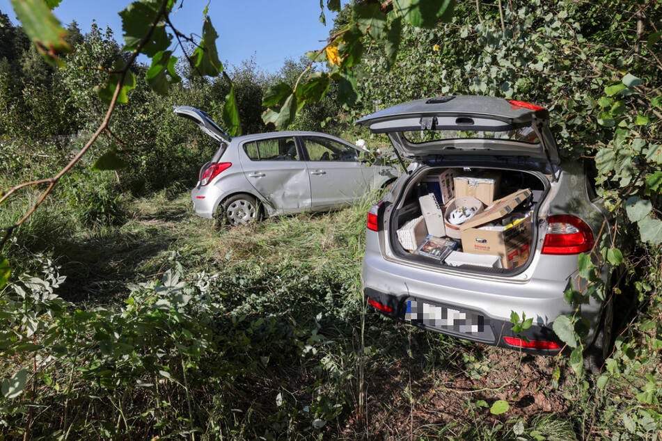 Zwei Autos kamen von der Autobahn ab und landeten auf der Grünfläche.