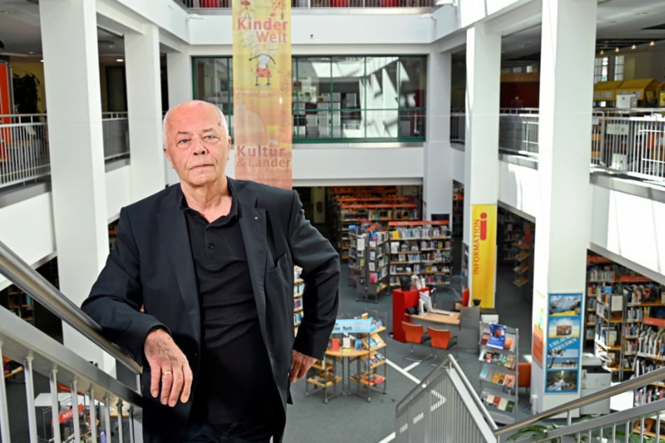 Für Fördervereins-Chef Curt Bertram (78) befindet sich die Stadtbibliothek in einer "nicht hinnehmbaren Situation".