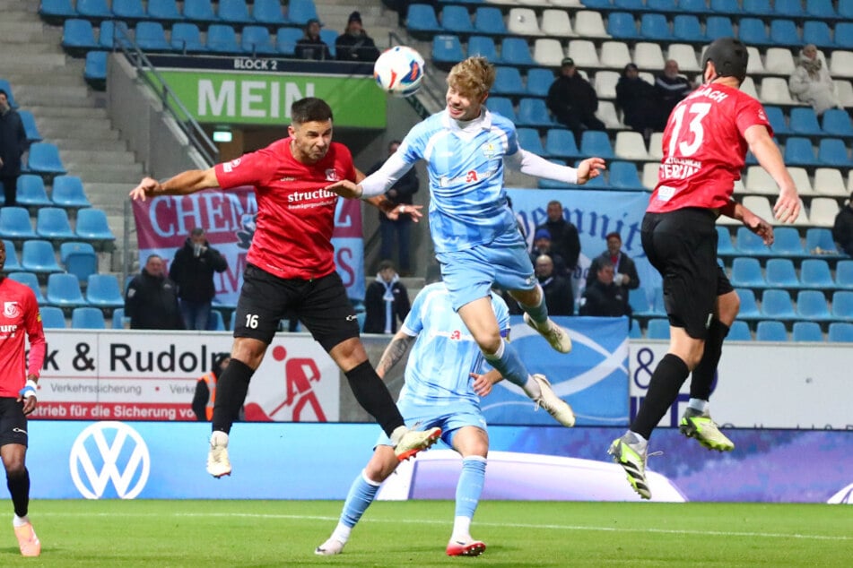 CFC-Verteidiger Julius Bochmann (20), der hier das Kopfballduell mit Patrick Kapp (Altglienicke) gewinnt, will mit drei Punkten aus Zwickau zurückkehren.
