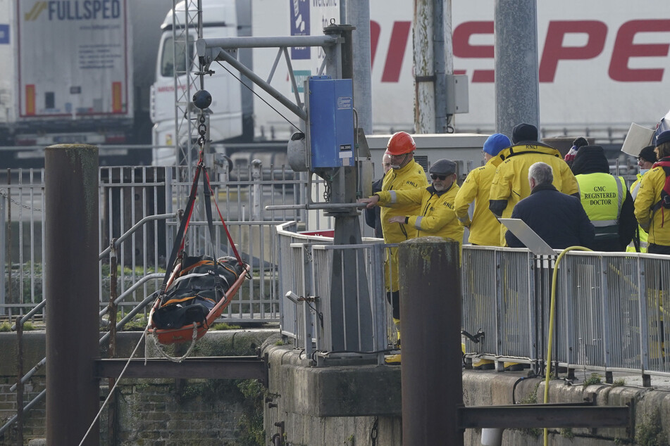 Rettungskräfte heben einen Leichensack aus dem Rettungsboot von Dover, nachdem im Ärmelkanal vor der Küste von Dungeness in Kent eine große Such- und Rettungsaktion gestartet wurde.