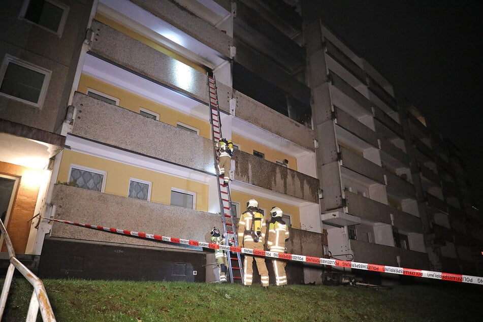 Zur Rettung des 80-jährigen Bewohners kam eine Steckleiter zum Einsatz.