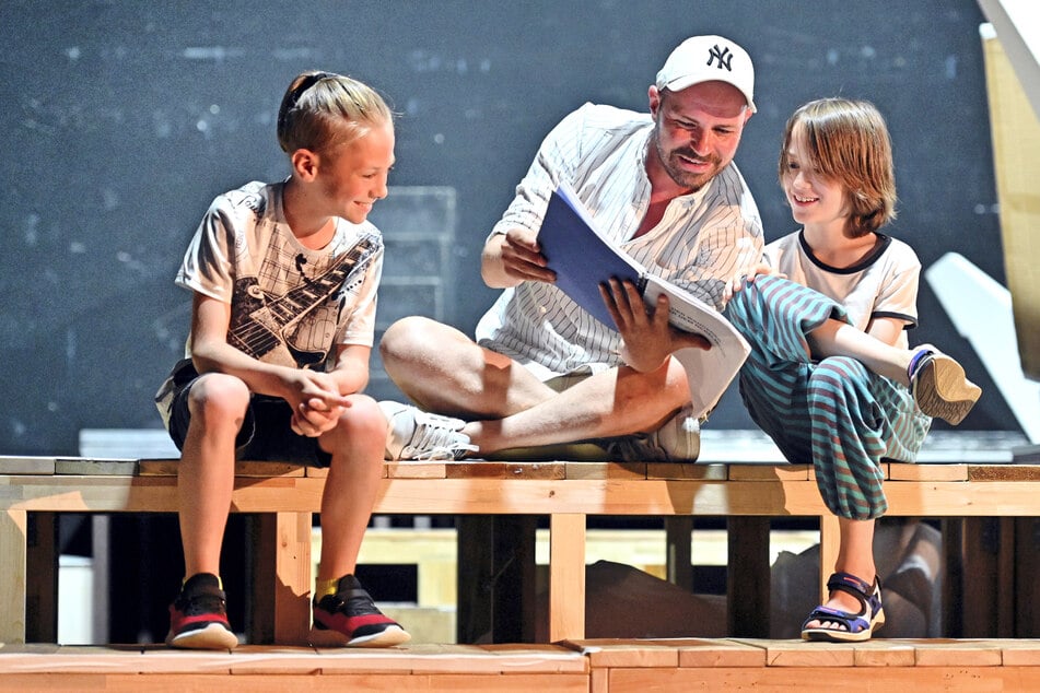 Die jungen Darsteller Levy Müller (l.) und Julius Krauße (r.) bei der Probe mit Regisseur Christian Kühn für das Sommertheater "Wanderer über dem Nebelmeer".