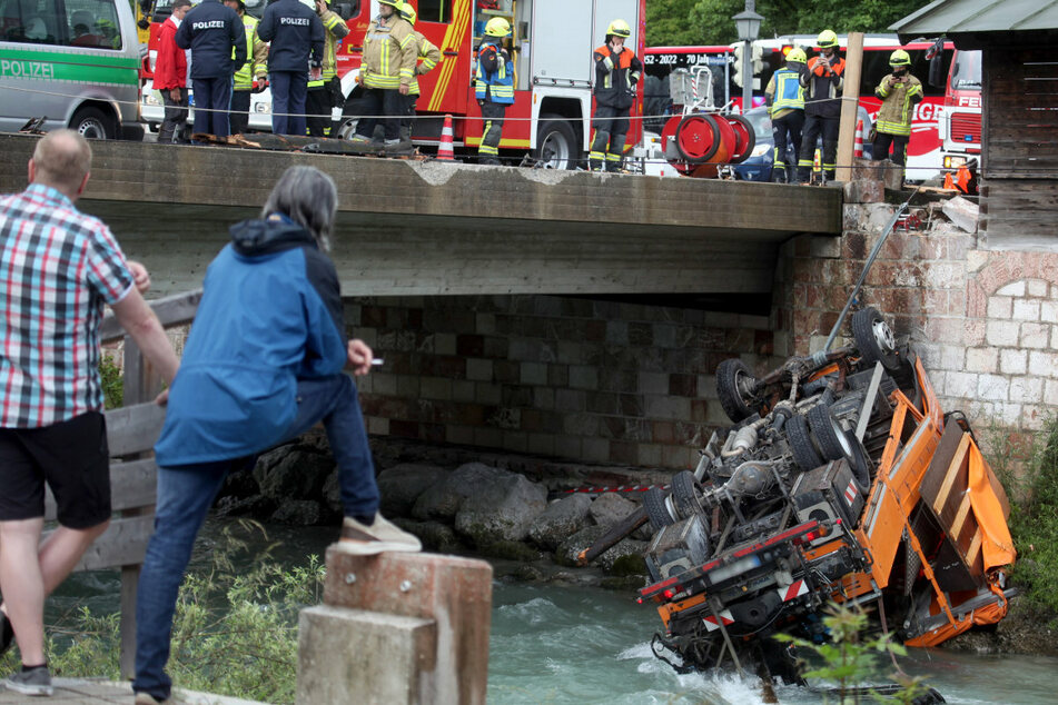 Offenbar versagten die Bremsen: Lastwagen stürzt von Brücke in Fluss