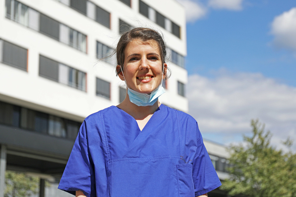 Krankenschwester Sarah Hupperich (27) steht vor den Kliniken Köln-Merheim.