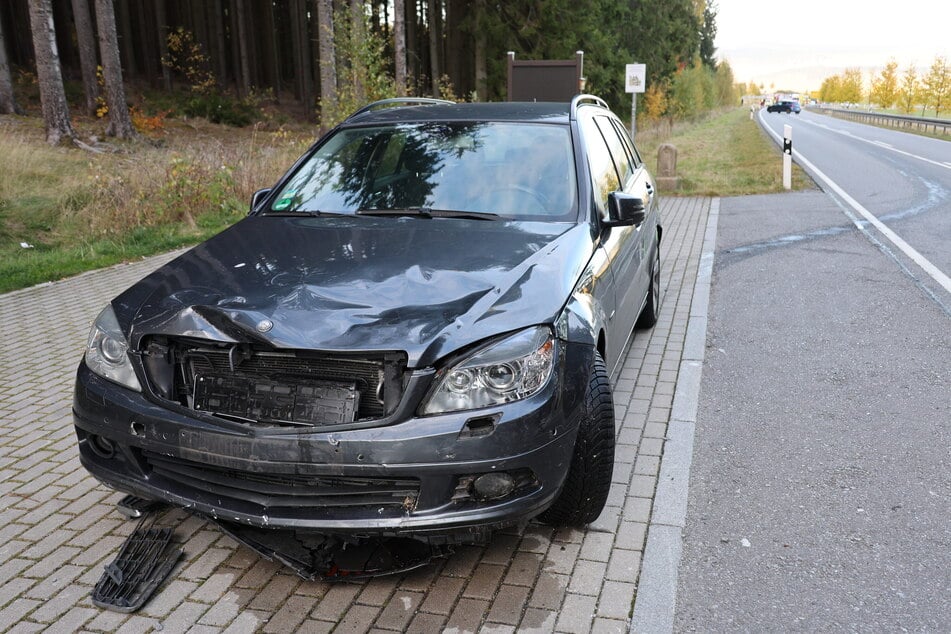 Der Mercedes wurde durch den Zusammenstoß im Frontbereich beschädigt.