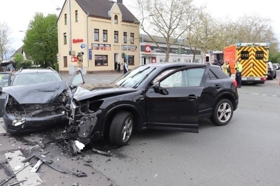 Beide Autos mussten abgeschleppt werden. Alle vier Insassen erlitten schwere Verletzungen.
