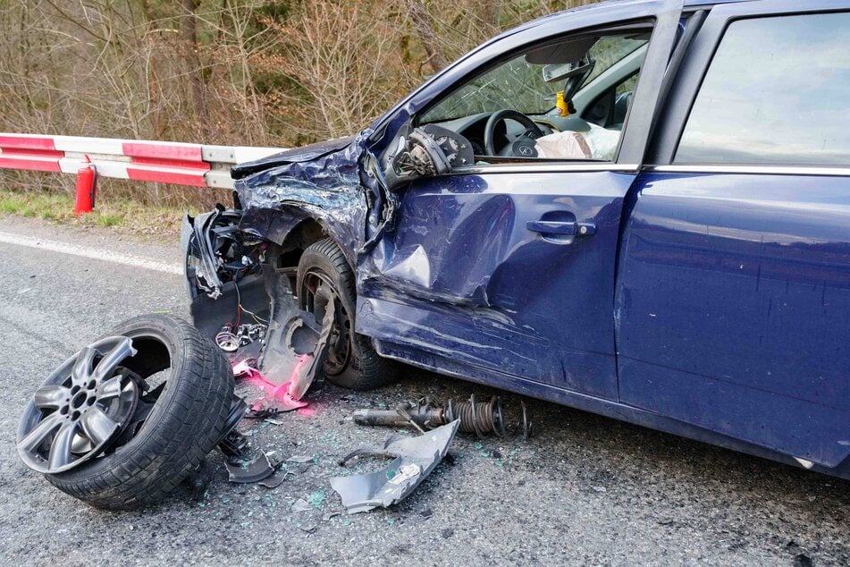 Drei Personen wurden bei dem Crash verletzt.