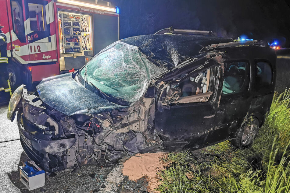 Das Auto ist nach dem Unfall völlig eingedrückt.