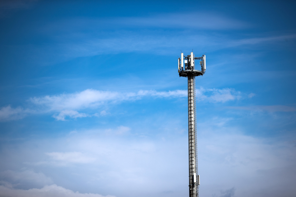 Ein Mobilfunkmast. Die zwei größten Mobilfunkanbieter in Deutschland schalten ihre 3G-Netze ab. (Symbolbild)