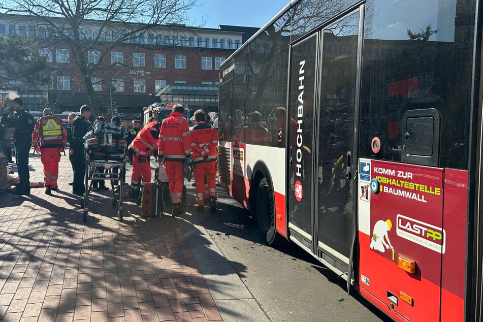 Eine Rollstuhlfahrerin ist direkt am Altona Bahnhof von einem Linienbus angefahren worden.