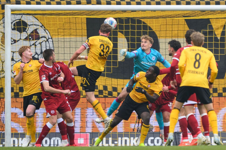 Christoph Daferner (4.v.l.) traf per Kopf zur Dynamo-Führung.