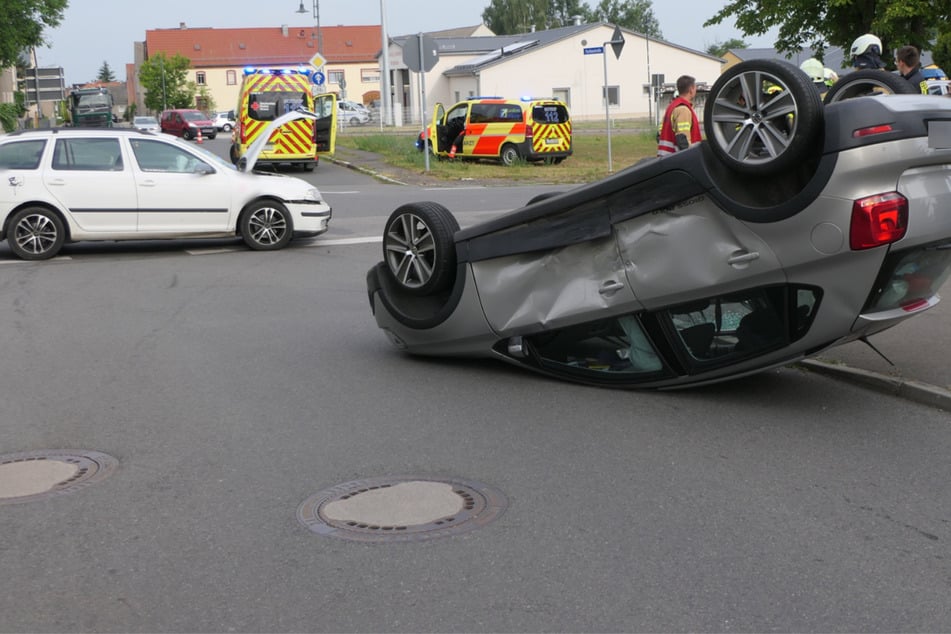 Crash auf Kreuzung im Landkreis Leipzig: VW bleibt auf Dach liegen