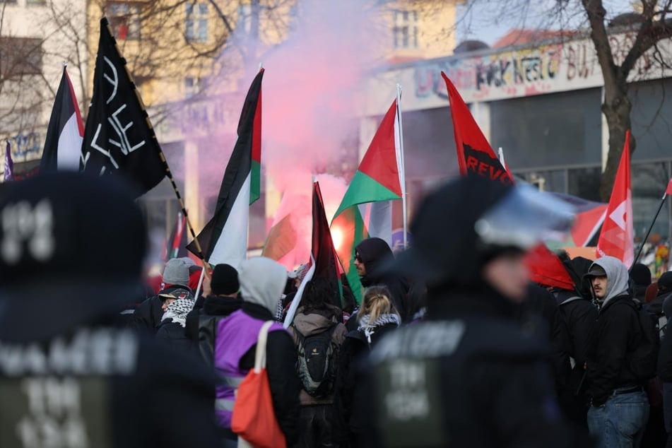 ... und pro-palästinensische Demonstranten.