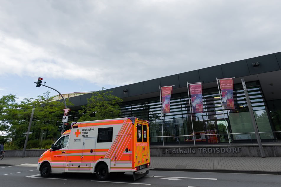 Der brutale Angriff geschah vor der Stadthalle Troisdorf, wo zu diesem Zeitpunkt gerade eine Schulveranstaltung lief.