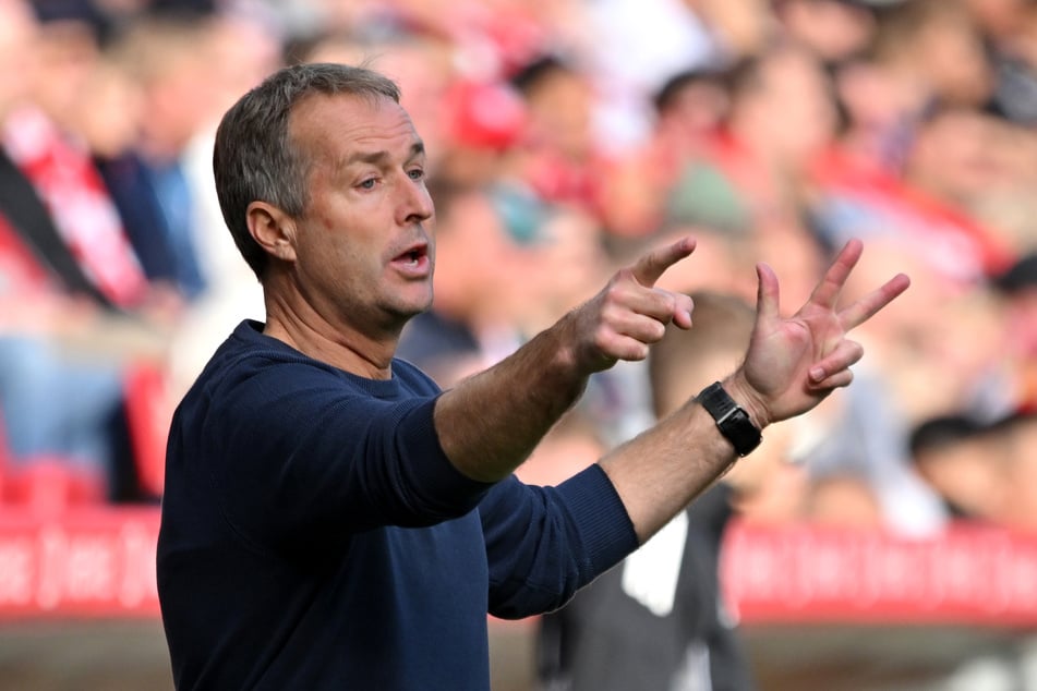 Bayer-Coach Kasper Hjulmand (53) hat vor dem Champions-League-Kracher gegen Paris Saint-Germain mit Personalproblemen zu kämpfen.