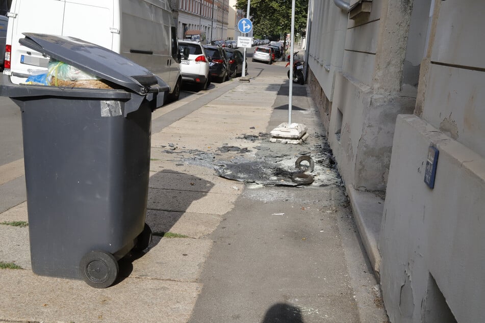 In der Kanalstraße brannte eine Mülltonne ab.