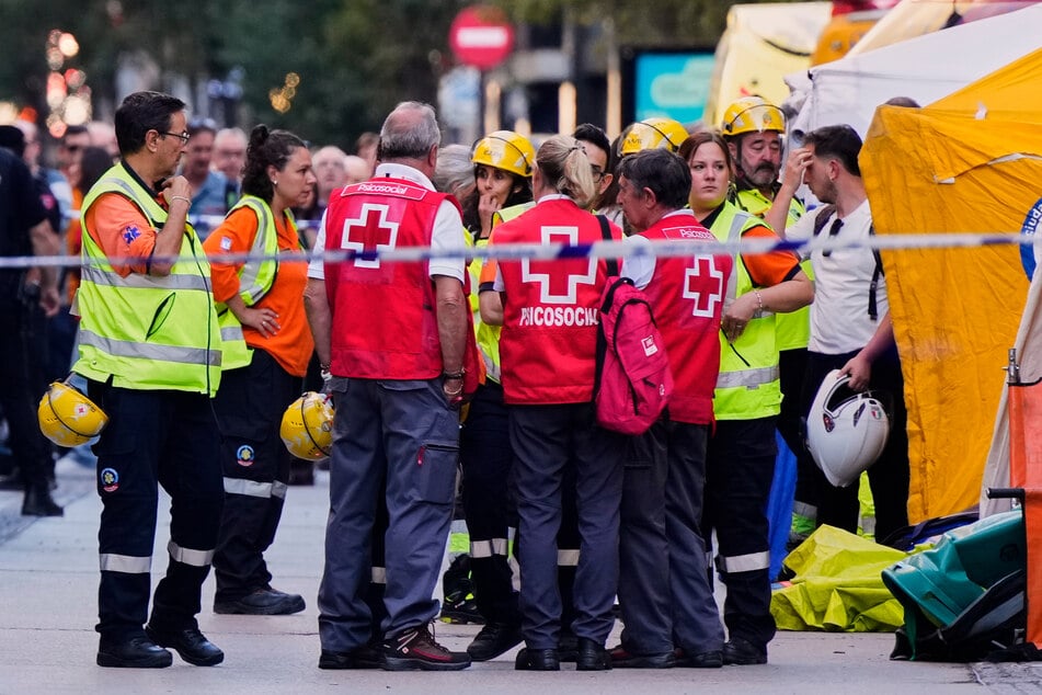 Rettungskräfte arbeiten an der Stelle, an der ein Gebäude im Zentrum von Madrid eingestürzt ist.