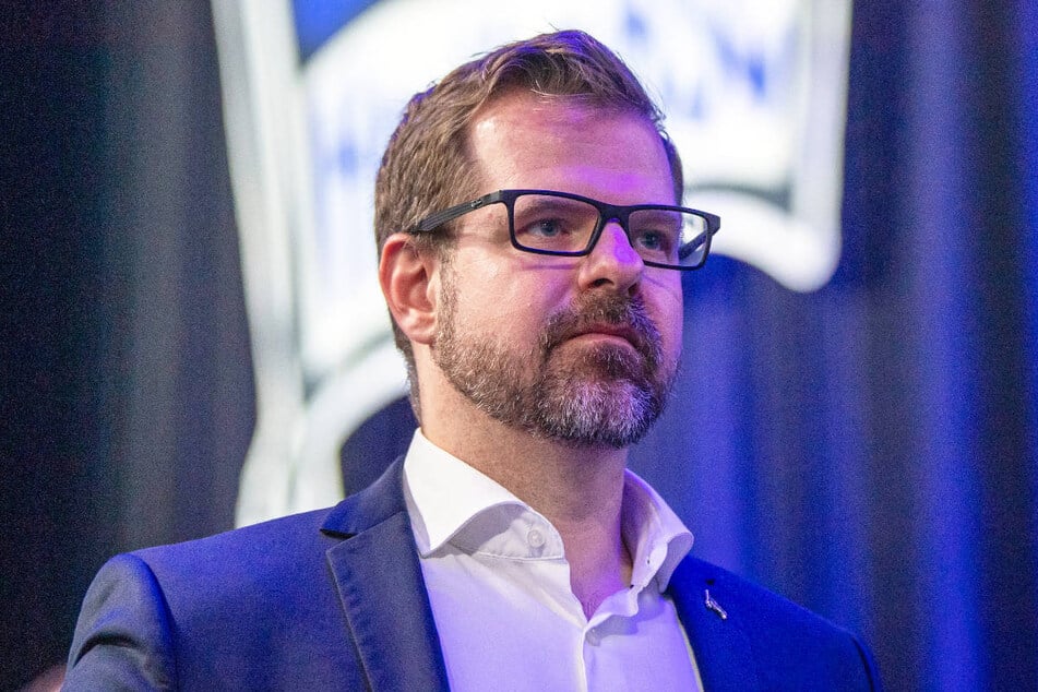 Hertha-Präsident Fabian Drescher (43) hat bei der Mitgliederversammlung am Sonntag eine ernüchternde Saison-Bilanz gezogen.